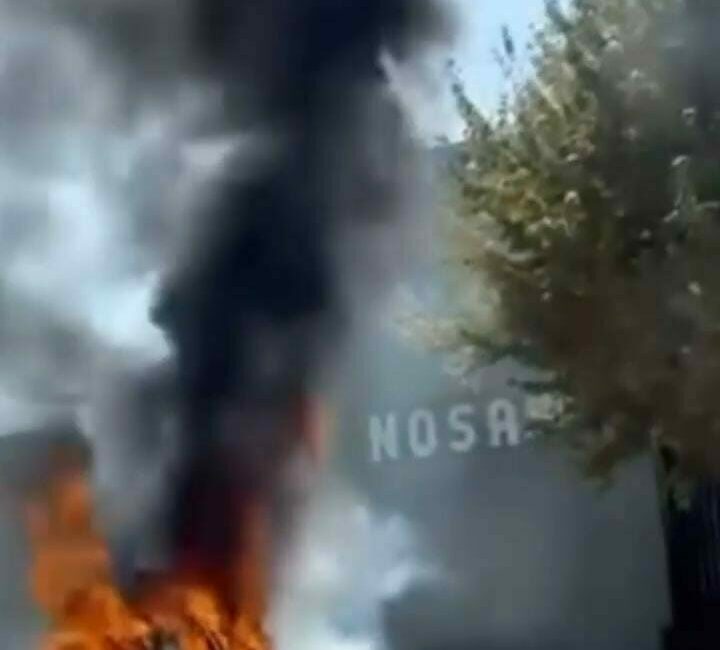 Bursa’nın Nilüfer ilçesinde park halindeki bir otomobil alev alev yandı.