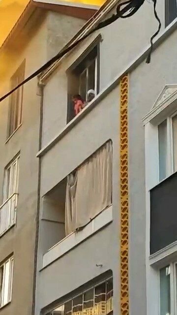Bursa’nın Yıldırım ilçesinde bir apartmanda çıkan yangın korku dolu anlar