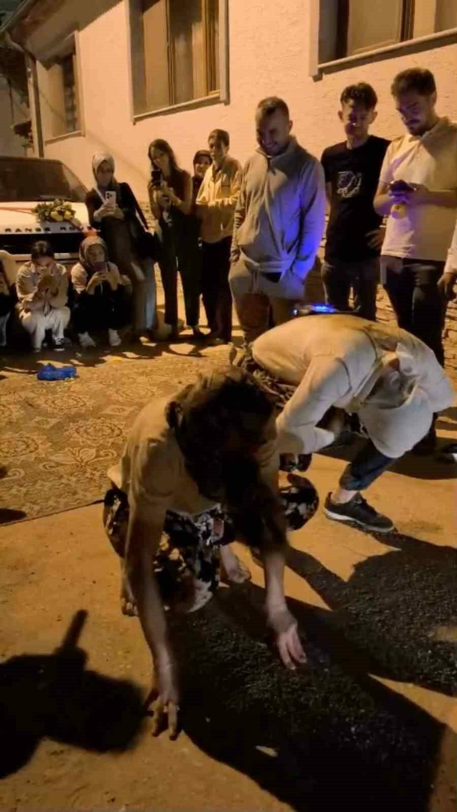 Bursa’nın İnegöl ilçesinde dünya evine giren damada, arkadaşlarının yaptığı geleneksel
