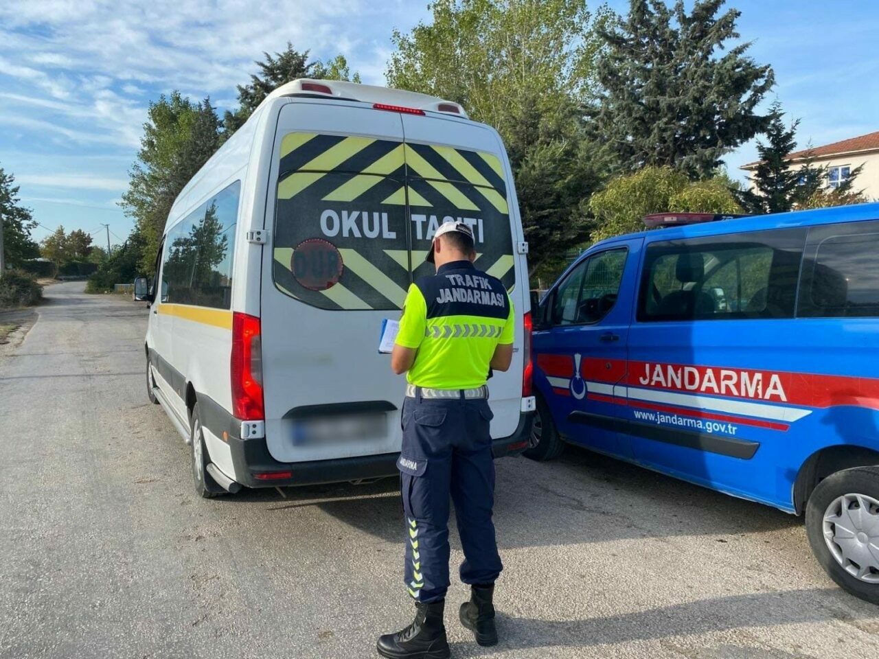 Bursa İl Jandarma Komutanlığı trafik ekipleri, öğrencilerin okula gidiş ve