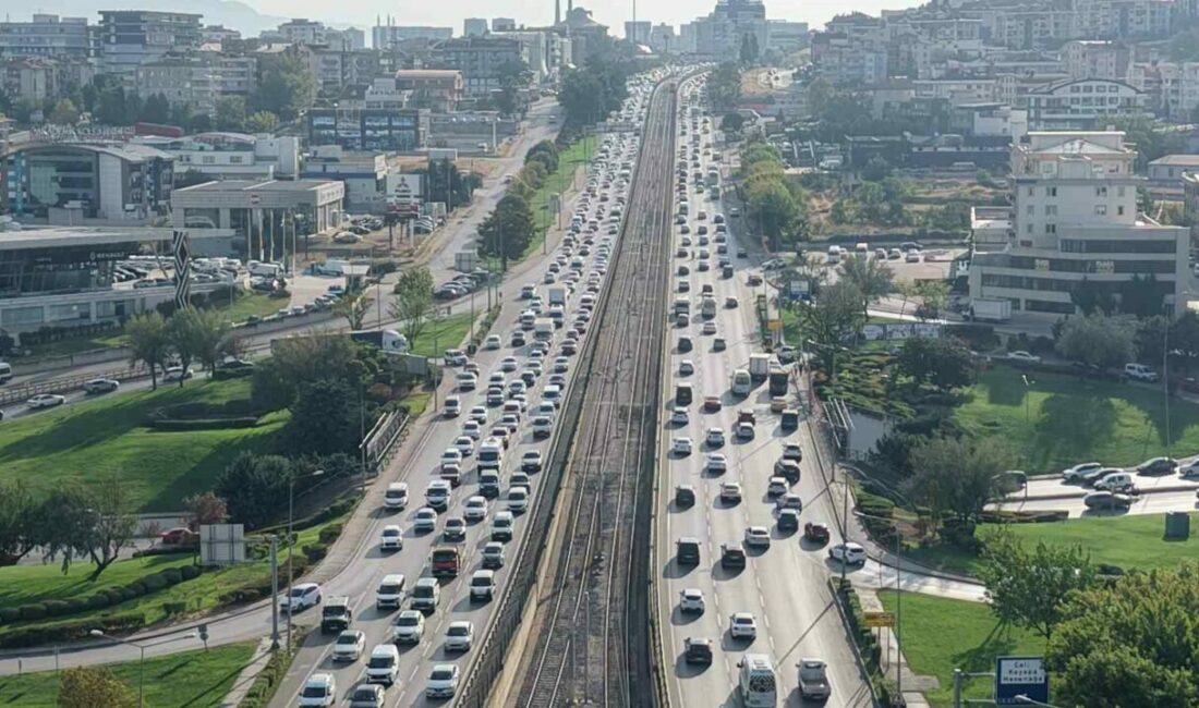 Bursa’da yoğun olan trafik, okulların açılmasıyla birlikte sabah saatlerinde adeta