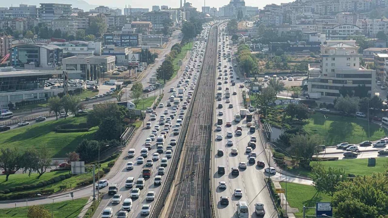 Bursa’da yoğun olan trafik, okulların açılmasıyla birlikte sabah saatlerinde adeta