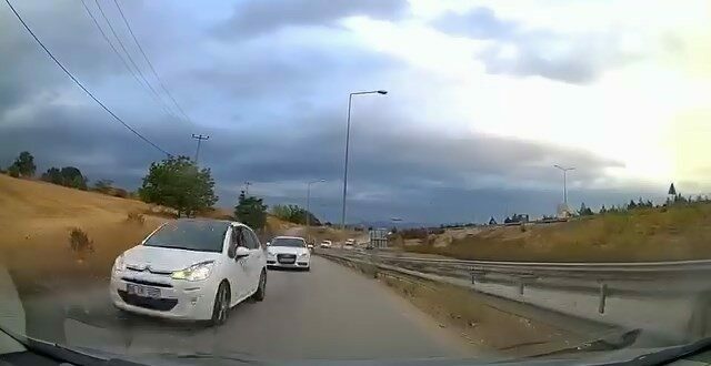 Bursa’da ailesiyle birlikte yolculuk eden sürücü ve ailesi, karşıdan gelenlerin