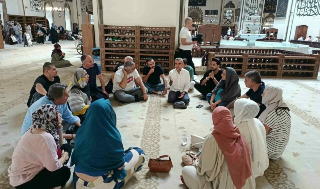 Ulu Cami’de hat sanatı eğitimi Bursa Bölgesel Turist Rehberleri Odası Başkanı Tansu Erçevik, oda üyelerinin