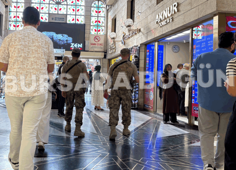 Bursa'da ağırlıklı olarak kuyumcu esnafının bulunduğu Kapalı Çarşı'nın giriş ve