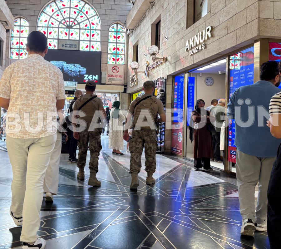 Bursa'da ağırlıklı olarak kuyumcu esnafının bulunduğu Kapalı Çarşı'nın giriş ve