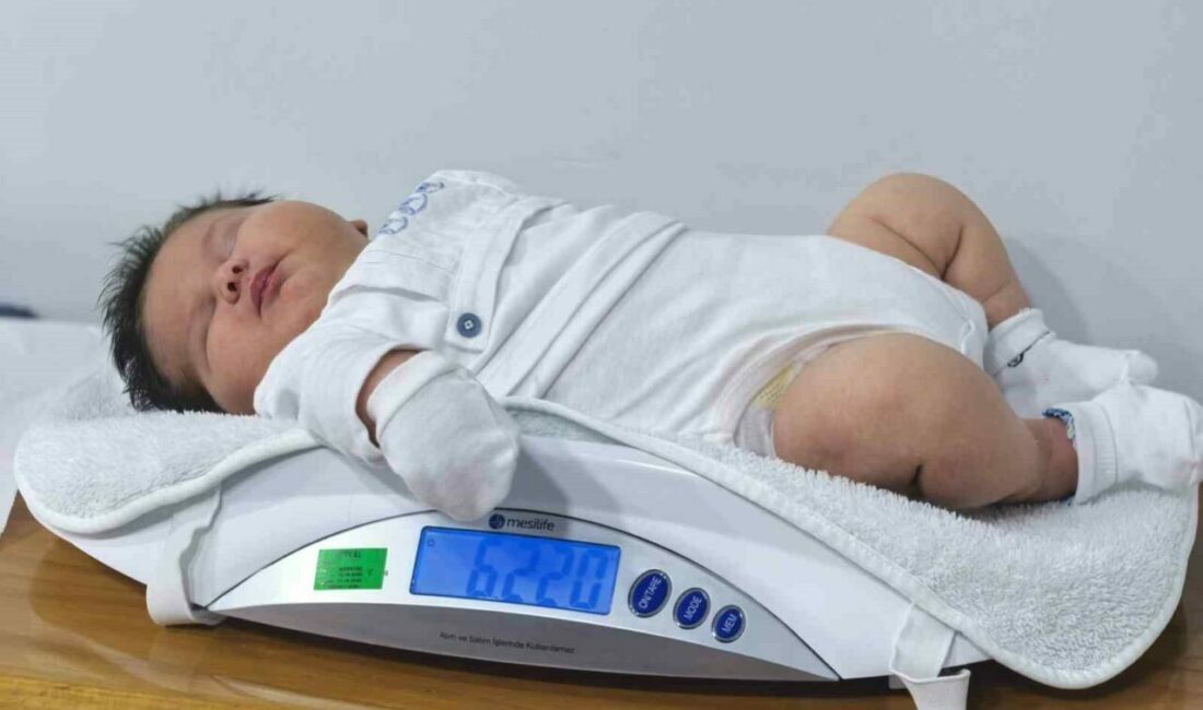 Bursa’nın İnegöl ilçesinde dünyaya gelen erkek bebek, ağırlığı ve boyutuyla