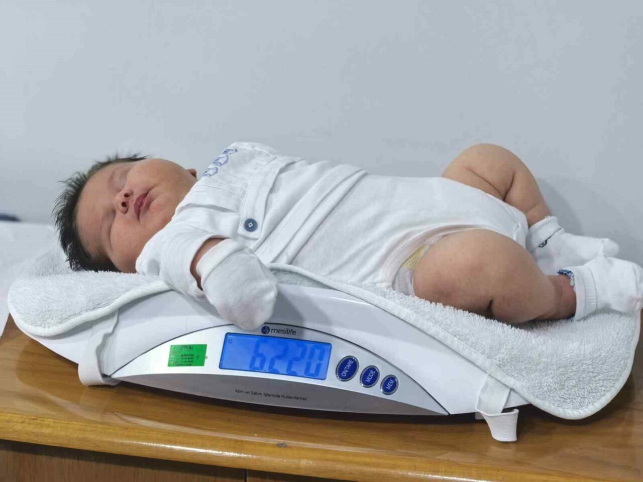 Bursa’nın İnegöl ilçesinde dünyaya gelen erkek bebek, ağırlığı ve boyutuyla