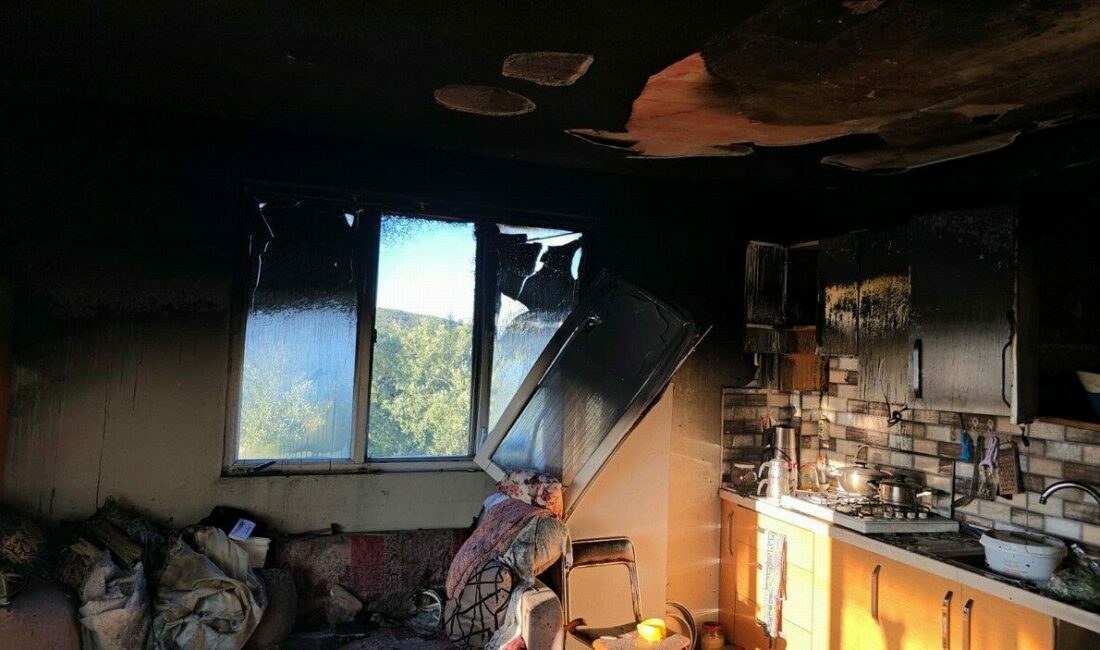 Alevlere teslim olan mutfak küle döndü Mudanya ilçesinde iki katlı müstakil bir evin mutfağında çıkan yangın,