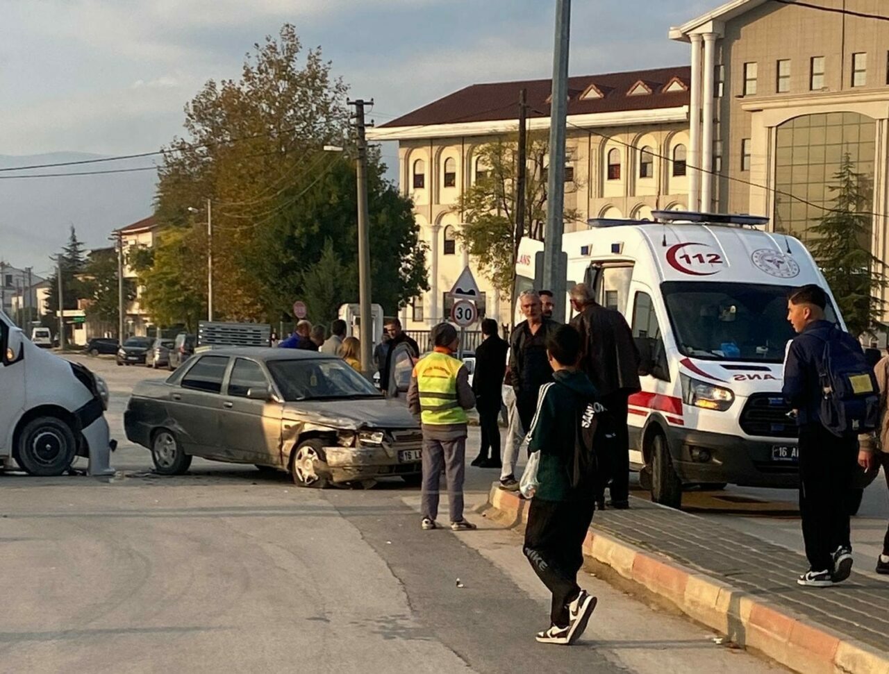 Bursa’nın İnegöl ilçesinde meydana gelen kazada servis minibüsüyle çarpışan otomobilin
