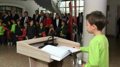 Osmangazi Belediyesi’nin hizmete açtığı kütüphanelere gelen çocuklar, Atatürk’e sevgi ve