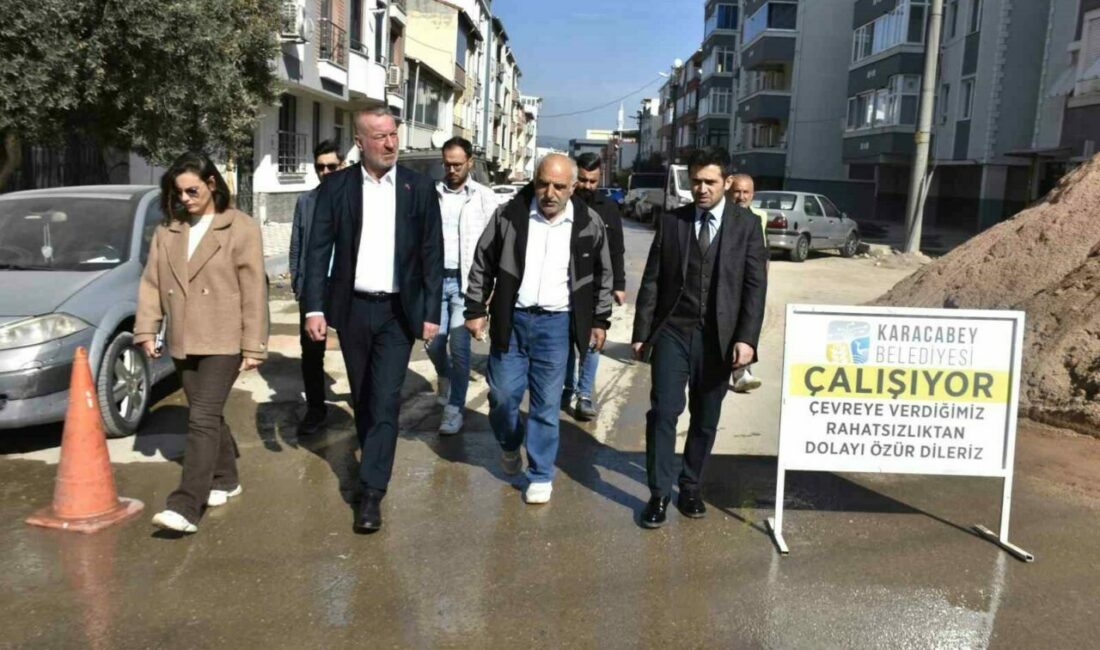 Karacabey Belediye Başkanı Fatih Karabatı, Emirsultan Mahallesi’nde yürütülen kaldırım ve