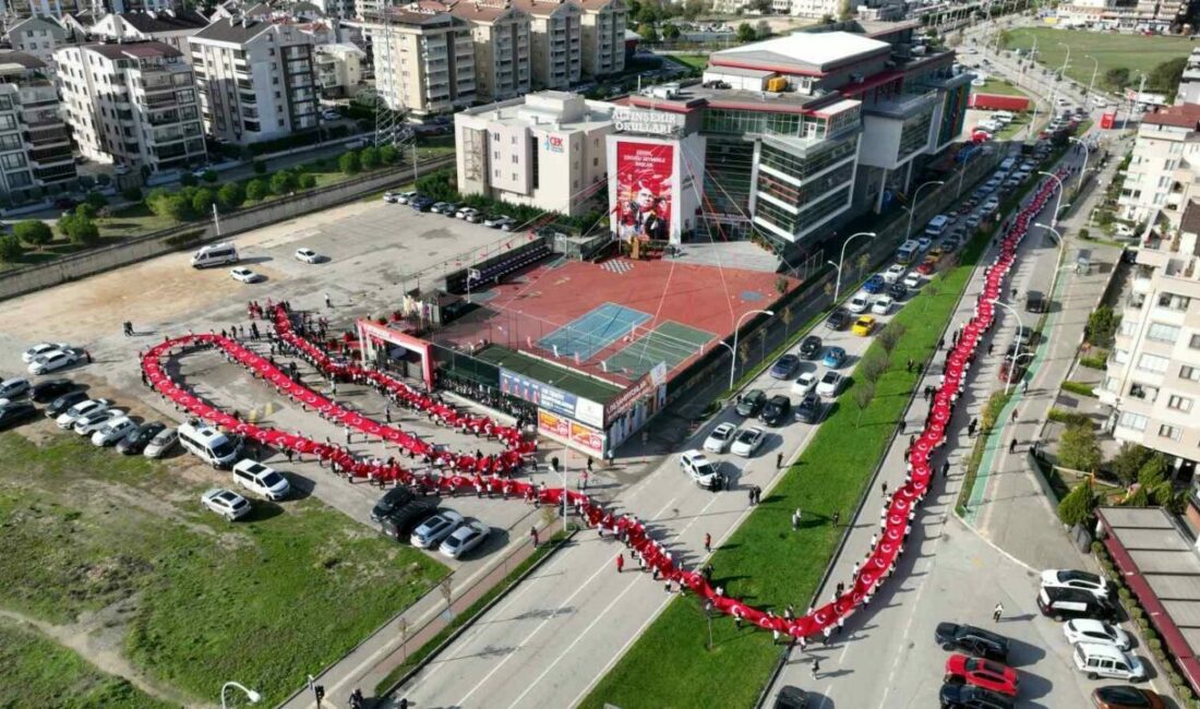 Bir cadde boyunca Türk Bayrağı açtılar Bursa’da binlerce öğrencinin 500 metrelik dev Türk Bayrağı ile oluşturduğu