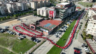 Bursa’da binlerce öğrencinin 500 metrelik dev Türk Bayrağı ile oluşturduğu