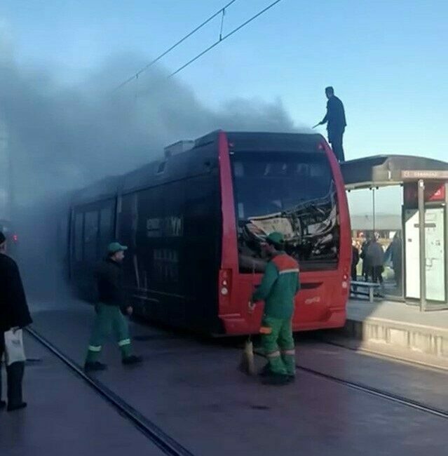 Bursa’da İpek Böceği tramvayında yangın paniği Bursa’nın Osmangazi ilçesinde seyir halindeyken arıza yapan “İpek Böceği” tramvayında
