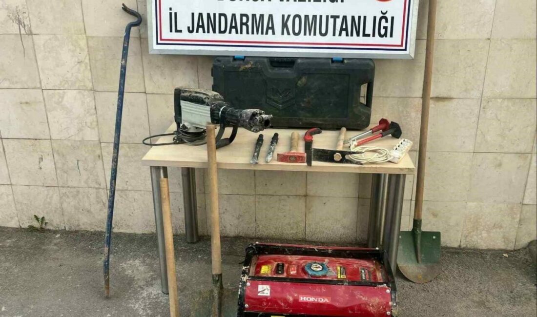 Bursa’nın Gemlik ilçesinde kaçak kazı yapan 4 kişi, jandarma ekipleri