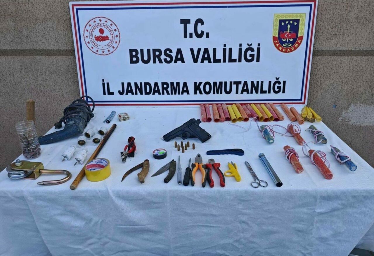 Bursa’nın Kestel ilçesinde ormanlık alanda izinsiz kazı yaptığı tespit edilen
