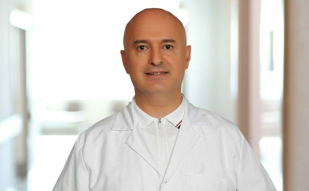 Meme kanserinin yalnızca kadınlarda değil, erkeklerde de görülebileceğine dikkat çeken