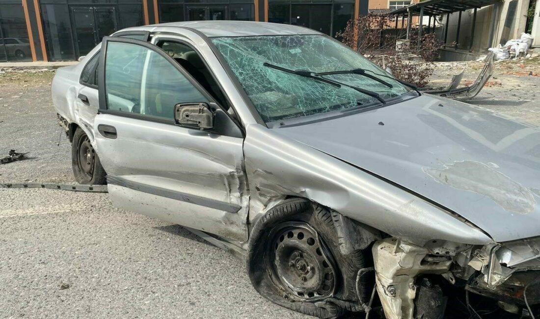 Bursa’nın Mudanya ilçesinde sürücüsünün direksiyon hakimiyetini kaybettiği otomobilin park halindeki