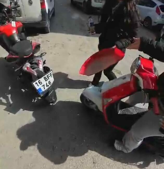 Bursa’nın İnegöl ilçesinde 2 motosikletlinin kazası sonrası diyalogları dikkat çekti.