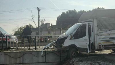 Orhangazi-İznik Karayolu’nda meydana gelen trafik kazasında kontrolden çıkan kamyonet köprü