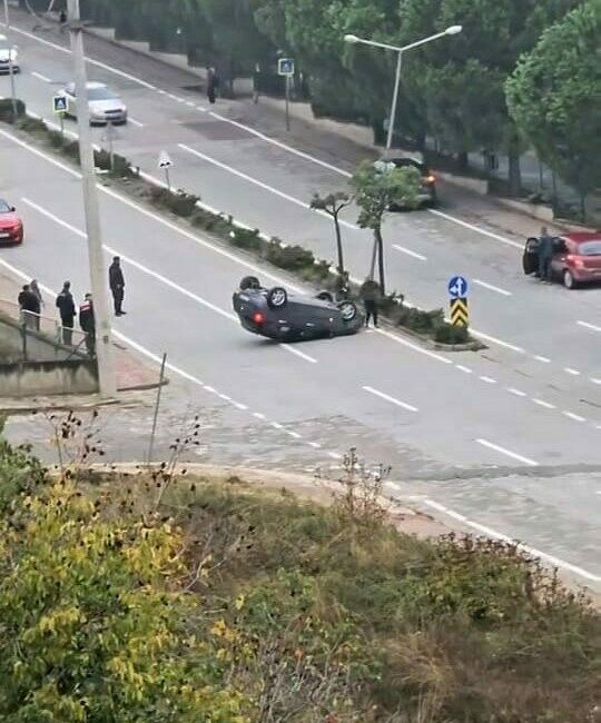 Bursa’nın İnegöl ilçesinde kontrolden çıkarak takla atan otomobilin sürücü hafif