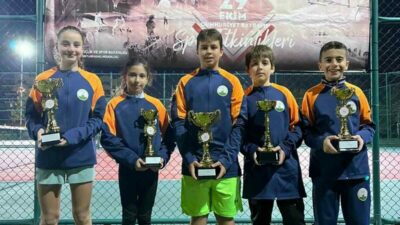 Osmangazi Belediyespor Tenis Takımı sporcuları, 29 Ekim Cumhuriyet Kupası Turnuvası’nda