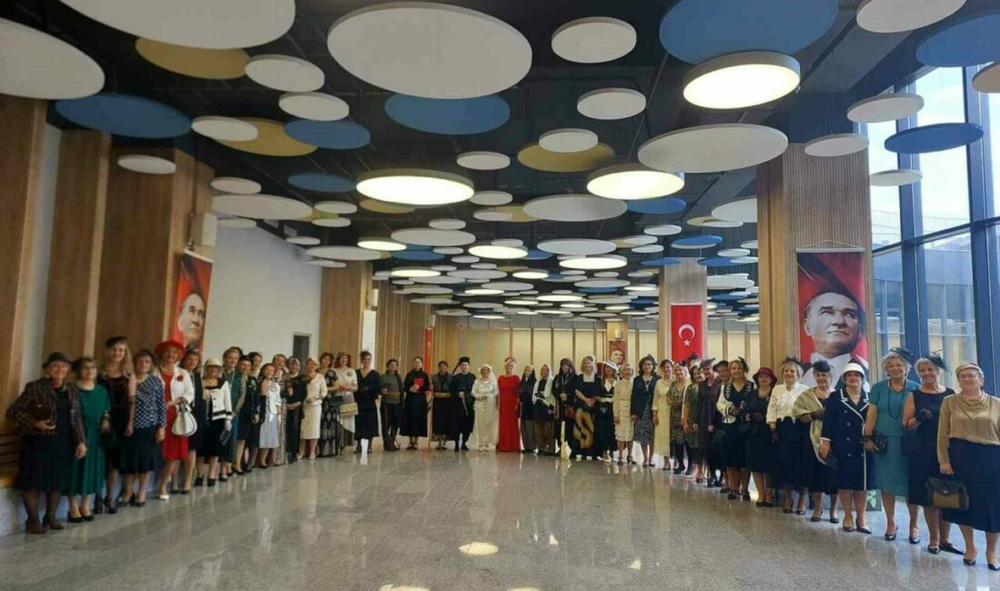 Nilüfer Kadın Korosu’ndan Cumhuriyet defilesi Nilüfer Kadın Korosu’nun Cumhuriyetin 102. yılına özel sergiledikleri ’Cumhuriyet Defilesi’