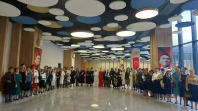 Nilüfer Kadın Korosu’nun Cumhuriyetin 102. yılına özel sergiledikleri ’Cumhuriyet Defilesi’