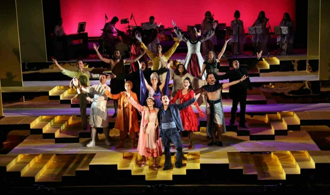 Nilüfer Kent Tiyatrosu’ndan “Lüküs Hayat” ile görkemli sezon açılışı Nilüfer Belediyesi Kent Tiyatrosu (NKT), 2025-2026 sezonunu Türk tiyatrosunun klasiği