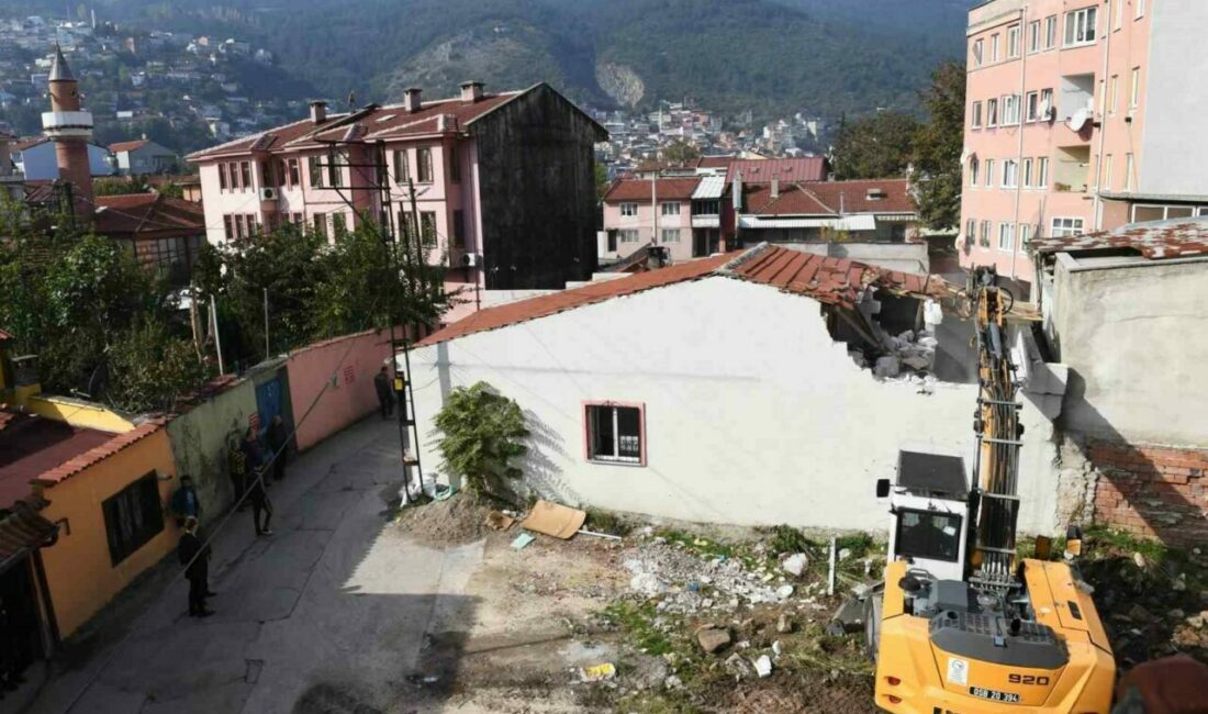 Bursa’nın tarihi Osmangazi Mahallesi’nde arkeolojik sit alanına yapıldığı tespit edilen