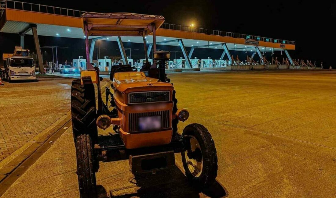 Otoyolda traktörle seyir halindeki sürücüye ceza Bursa’da otoyolda traktörle seyir halinde olan bir sürücü, Otoyol Jandarması