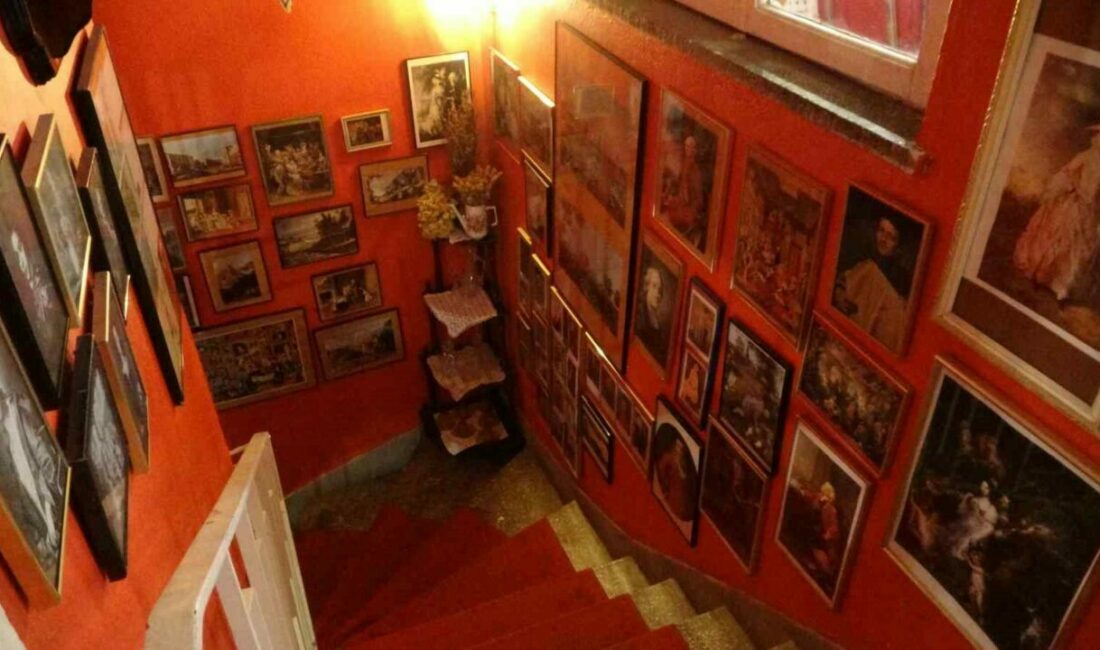 Paris’ten Bursa’ya uzanan antika hikayesi: Kolilerde bekleyen eşyalarla müze gibi kafe kurdu Bursa’da bir kafe, klasik bir kafeden çok geçmişi bugüne taşıyan