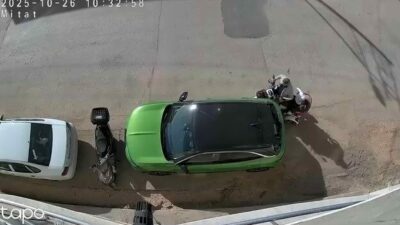 Bursa’da park halindeki bir otomobile çarpan elektrikli bisiklet, hiçbir şey