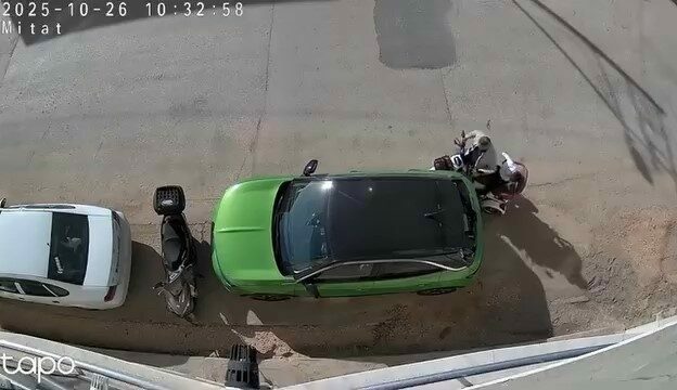 Bursa’da park halindeki bir otomobile çarpan elektrikli bisiklet, hiçbir şey