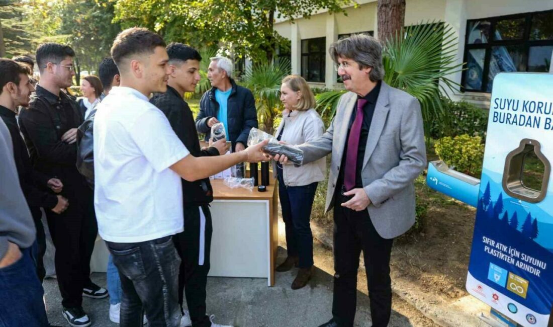 Suyu plastikten arındıran proje BUÜ’de hayata geçirildi Bursa Uludağ Üniversitesi (BUÜ) Sürdürülebilirlik Koordinatörlüğü tarafından Türkiye Çevre Ajansı’nın