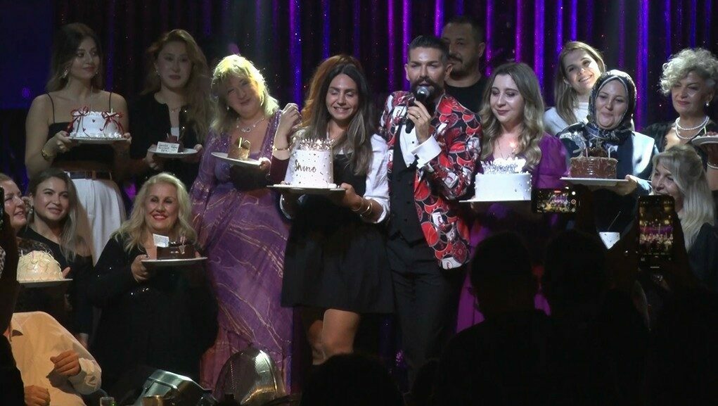 Ünlü sanatçı, sahnede 36 kişinin doğum gününü aynı anda kutladı Bursa’da sahne alan ünlü sanatçı Mehmet Çevik, müzik dolu performansıyla