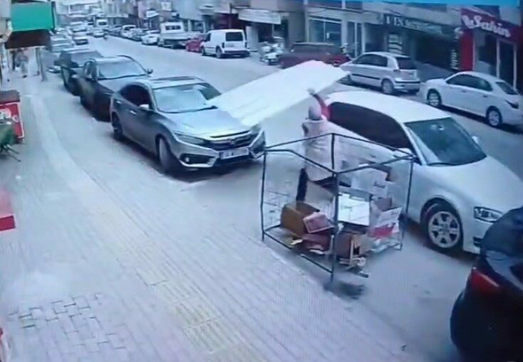 Üzerine uçan çatıya böyle feyk attı Bursa’nın Mustafakemalpaşa ilçesinde kısa süreli etkili olan rüzgar, Balıkesir Caddesi’nde