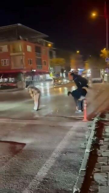 Bursa’da dört genç caddenin karşısına birdirbir oynayarak geçti. O anlar