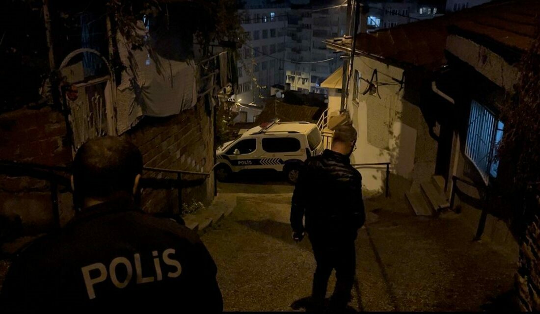 Bursa’nın Osmangazi ilçesinde evinin bahçesine çıkan yaşlı kadın, cesetle karşılaştı.