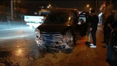 Bursa’nın Yıldırım ilçesinde 3 aracın karıştığı zincirleme trafik kazasında 2