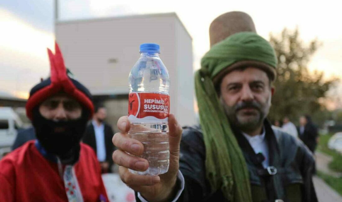 Gürsu Belediye Başkanı Mustafa Işık, yanına Hacivat ve Karagözü alarak