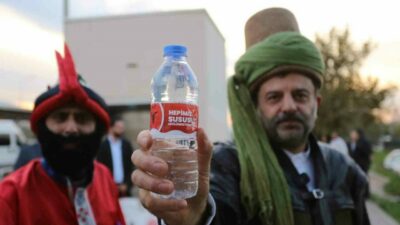 Gürsu Belediye Başkanı Mustafa Işık, yanına Hacivat ve Karagözü alarak