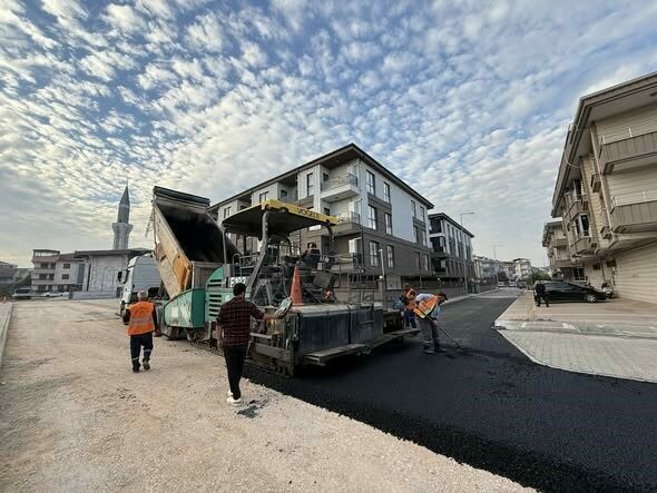 İnegöl Belediyesi Süleymaniye ve Ertuğrulgazi Mahallelerinde 3 ayrı bölgede asfalt