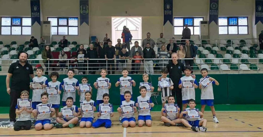 Bursa Büyükşehir Belediyesi’nin Kış Spor Okulları’nda ikinci dönemin ardından çocuklar