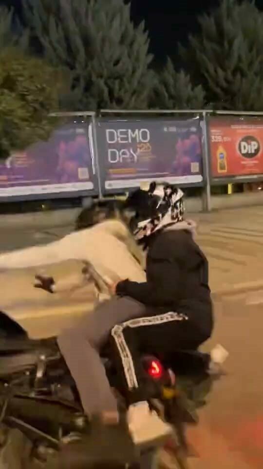 Bursa’nın İnegöl ilçesinde seyir halindeyken motosikletin önünü kaldırmak isteyen sürücü