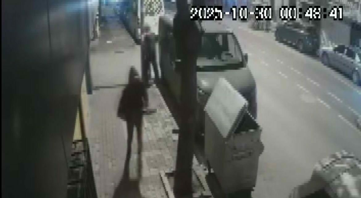 Bursa’da bir şüpheli sohbet eden iki kişiden “müsaade isteyip” kenara