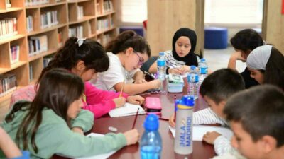 Osmangazi Belediyesi’nin düzenlediği Küçük Yazarlar Atölyesi’nde çocuklar, oyunlar eşliğinde öğrenerek,