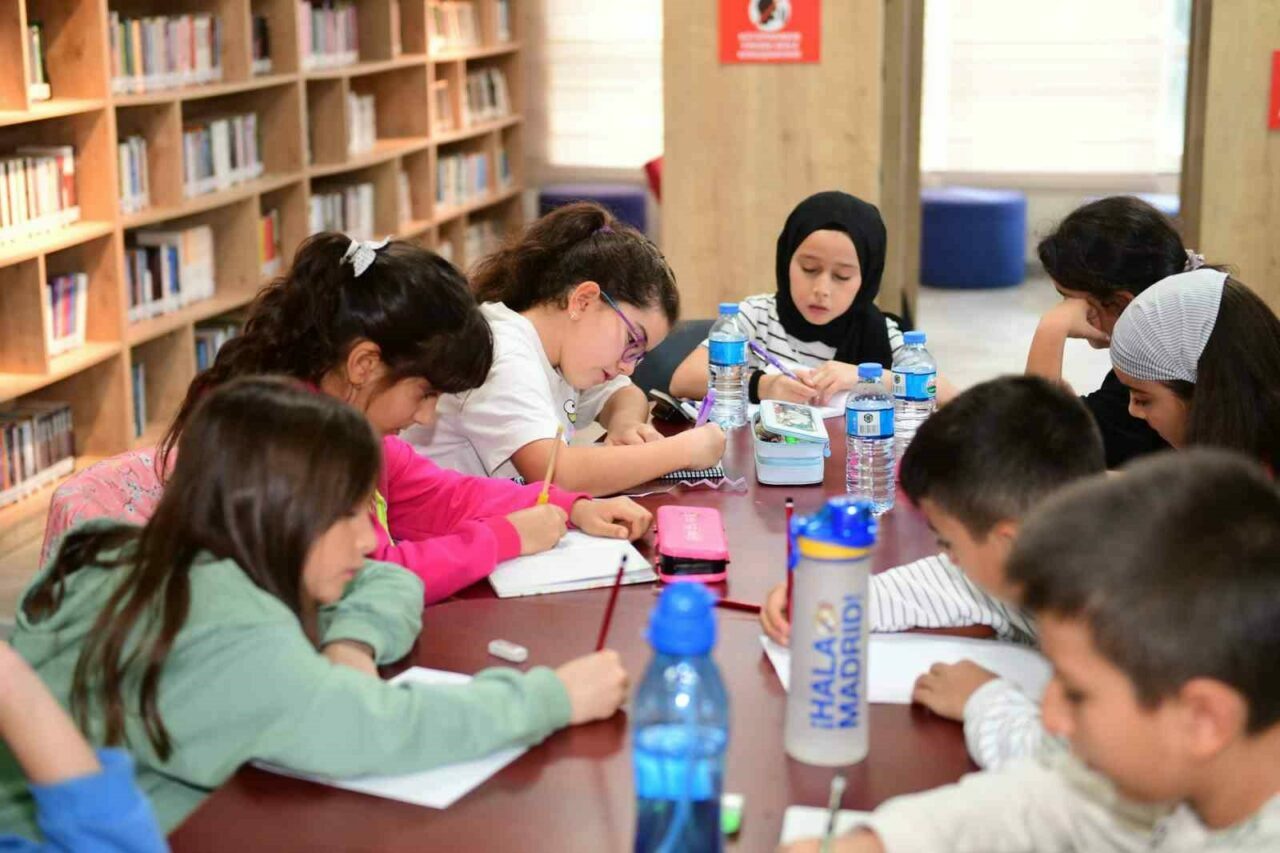 Osmangazi Belediyesi’nin düzenlediği Küçük Yazarlar Atölyesi’nde çocuklar, oyunlar eşliğinde öğrenerek,