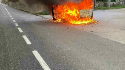 Bursa’nın İnegöl ilçesinde seyir halindeki otomobil, alev topuna döndü. Patlamanın